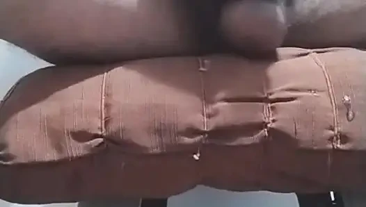 Porno ve taşak sedyesi ile boşalıyor