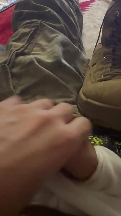 Vojnik američke vojske drka u uniformi i svršava po gaćicama