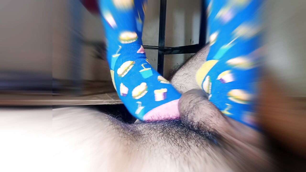 paja con pies con medias muy divertidas