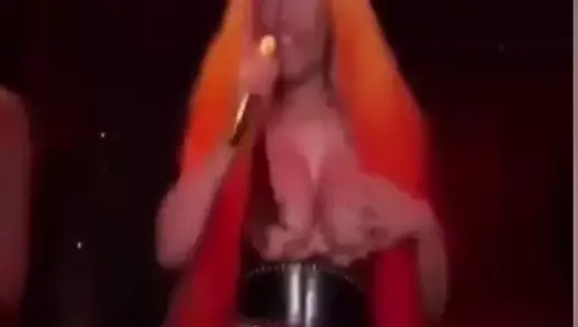 Nicki Minaj - Nip Slip