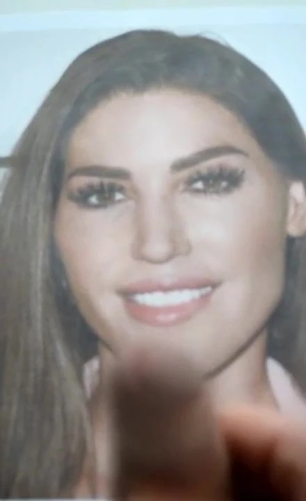 Yolanthe cabau dobija počast spermi na droljastom licu