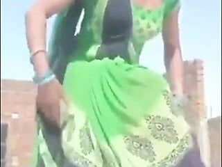 Dziewczyna Bhojpuri tańczy i podnosi jej szmatkę