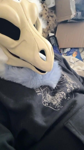 Skulldragon flapping with fur gloves