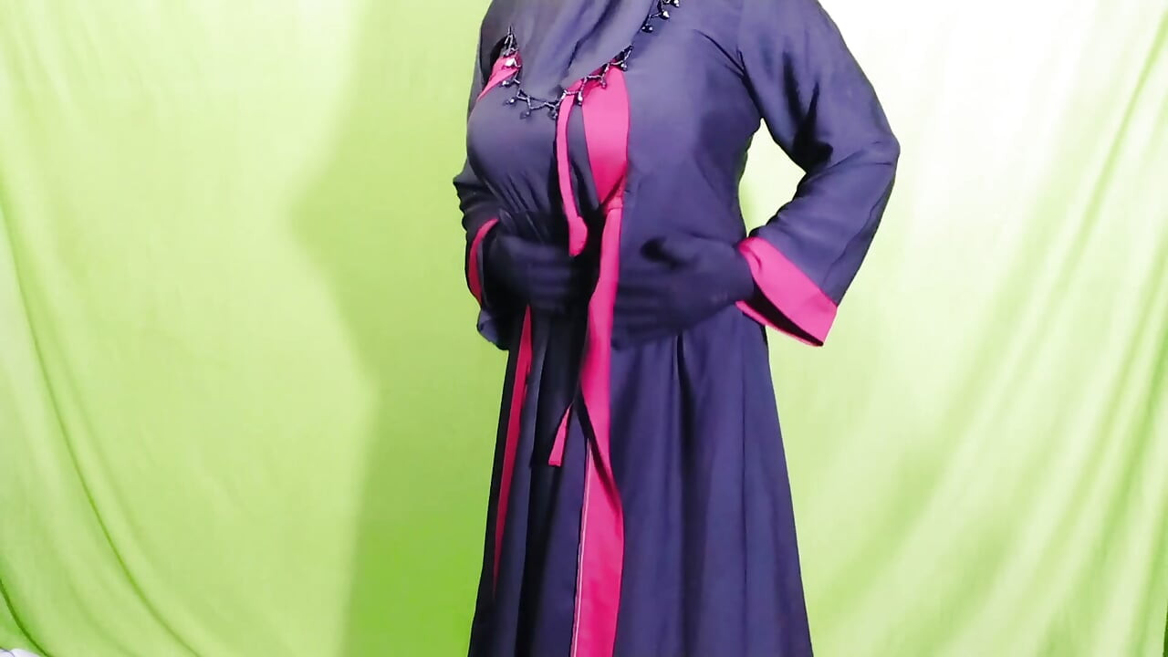 Indian Milky Aunty with Her Kiss Romantic on Bed by