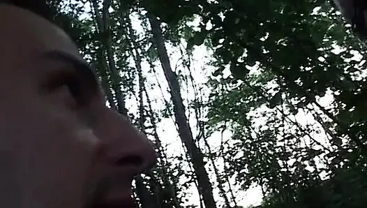 Итальянская брюнетка обрабатывает два члена в деревне в любительском видео