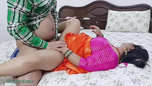 Desi bhabhi kitchen meBartan Dho rahi thi tabhi devar ne piche se bhabhi ki le li