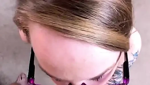Мачеха делает минет с глубокой глоткой в видео от первого лица