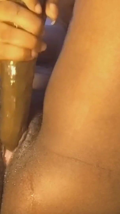 Üniversiteli kız salatalık ile mastürbasyon yapıyor | Klip 1