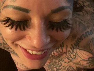 Татуированная красотка получает первый массивный камшот на лицо