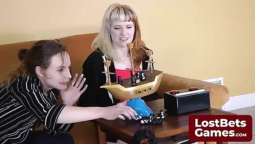 Стрип-пиратский конкурс пингвинов разогревается