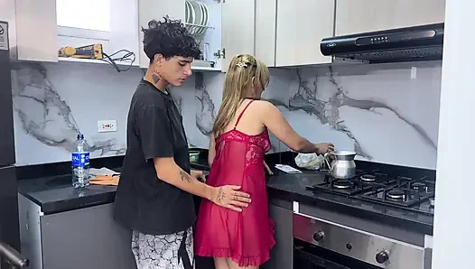 Saya mengambil keuntungan dari fakta bahwa tidak ada orang di rumah, kepada ibu tiriku dengan keras di dapur.
