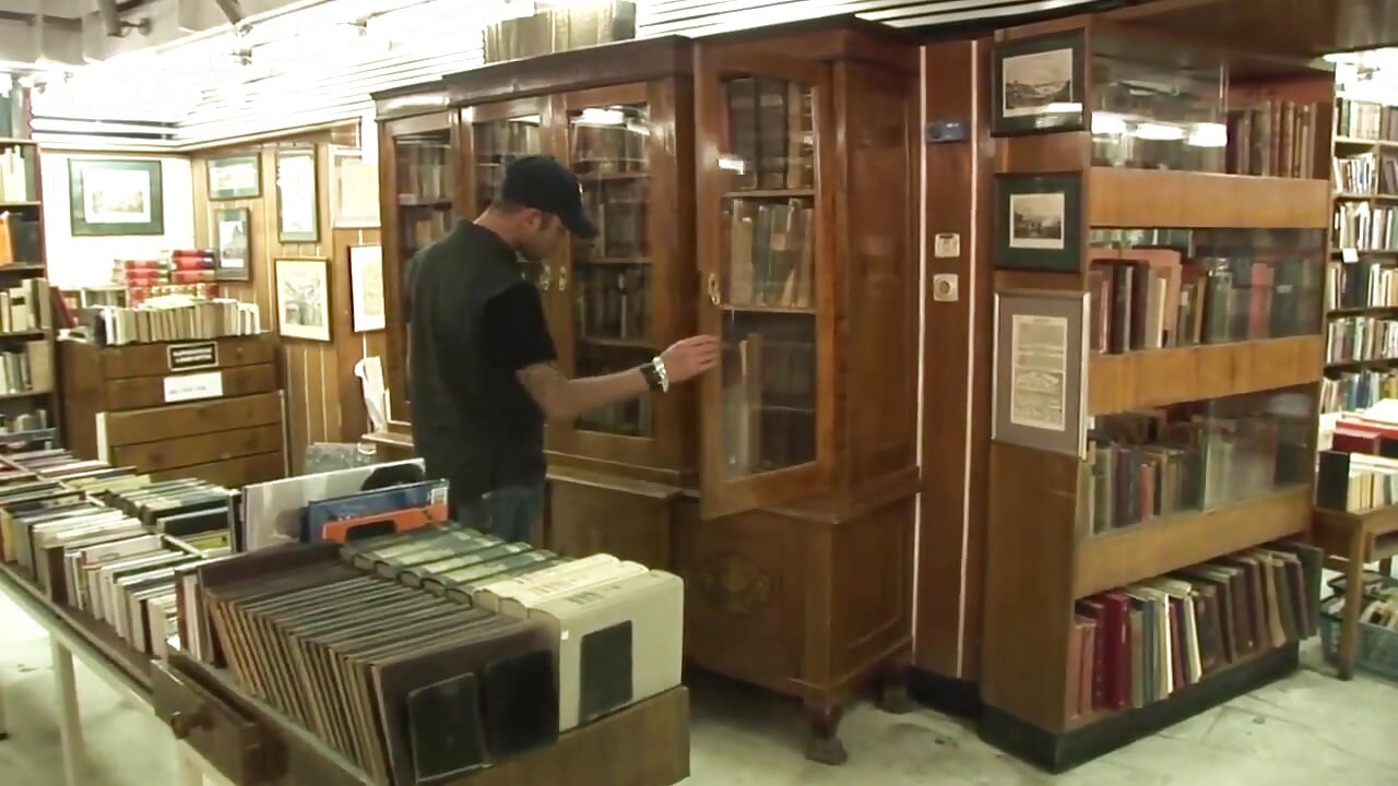 Брудна брюнетка отримує великий жорсткий член в її дупу