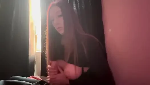 Cewek sange ini lagi asik muasin memeknya pakai dildo sambil merokok