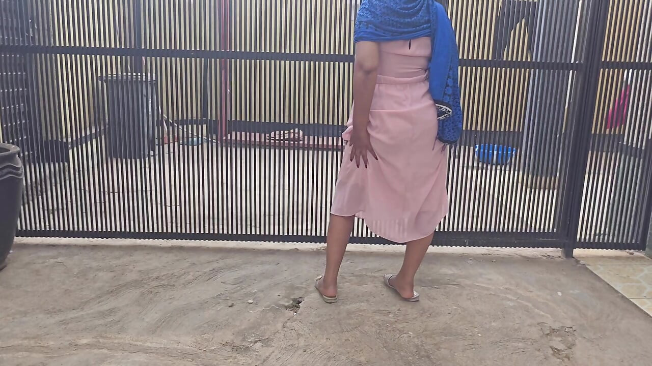 她在外面用手指插她的貓咪