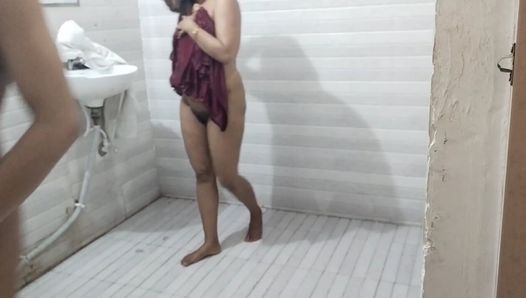 A jovem bhabi estava tomando banho quando de repente o cunhado a deixou secretamente no banheiro.