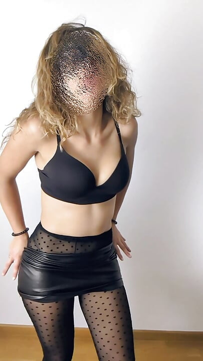 Tarian sensual, aku nggak tau kenapa aku tiba-tiba bugil