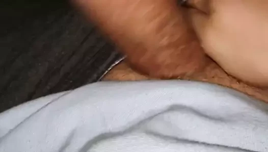 Buradaki kadınları düşünerek horozumla oynuyorum