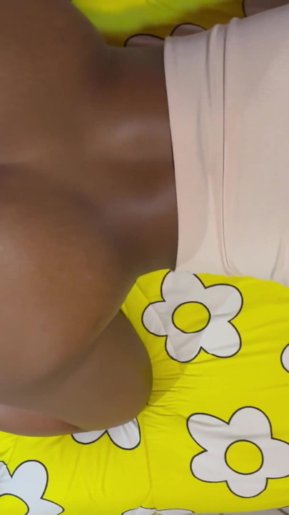 POV, bušení mé sexy macechy v hotelovém pokoji. Sexy výstřik na její velký černý zadek