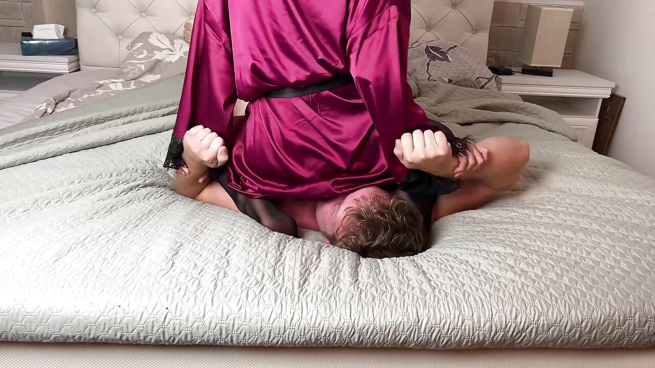 パンティ猿轡をされたランジェリー姿で顔面騎乗と顔面平手打ち
