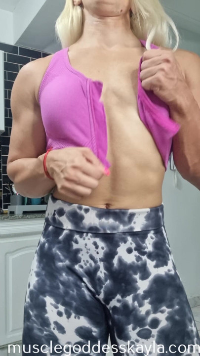O mamă sexy atletică latino este destul de greu de găsit