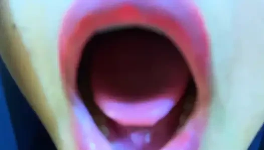 Büyük göt deliği ve geniş amcık deliği büyük memeli ateşli iş kızı patronunun önünde her şeyi gösteriyor