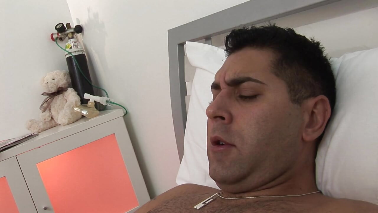 Vahşi latin hemşire beyaz kanepede amını siktiriyor