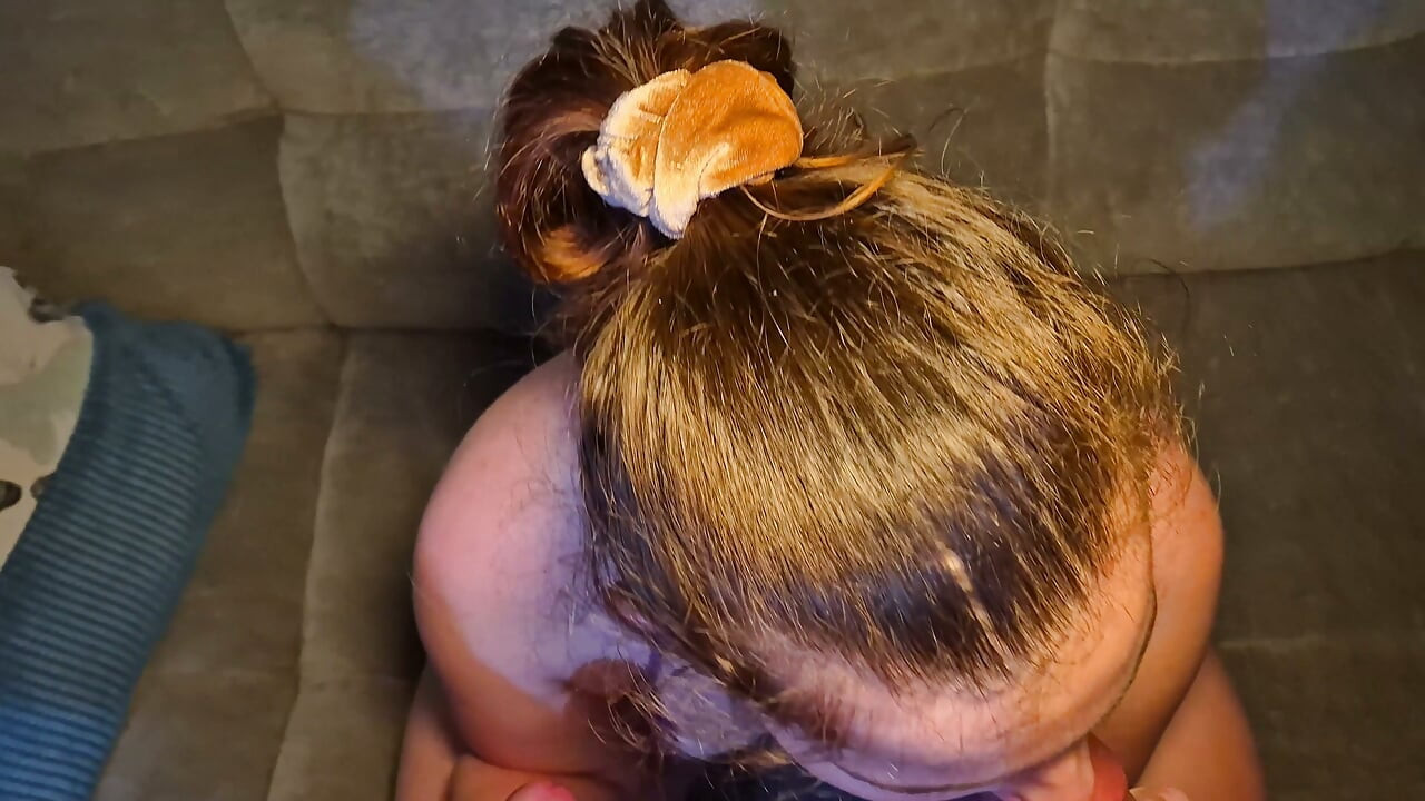 Doble mamada caliente esposa chupando dos pollas delante de marido
