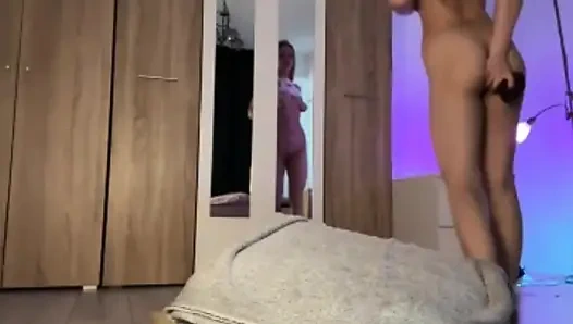 Jucielussie fickt anal und muschi mit großem dildo