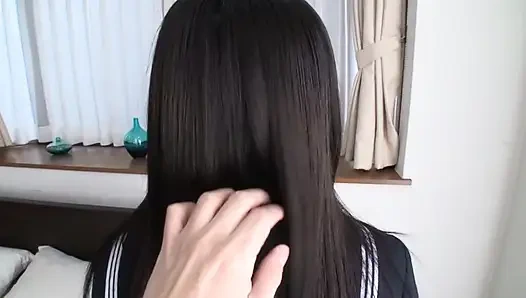 Ein Mann mittleren alters und eine uniformierte Schönheit.