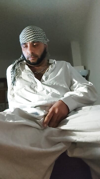 Dirtyjunkbro obučena u avganistansku odeću, prekrivene čarape piša i piša