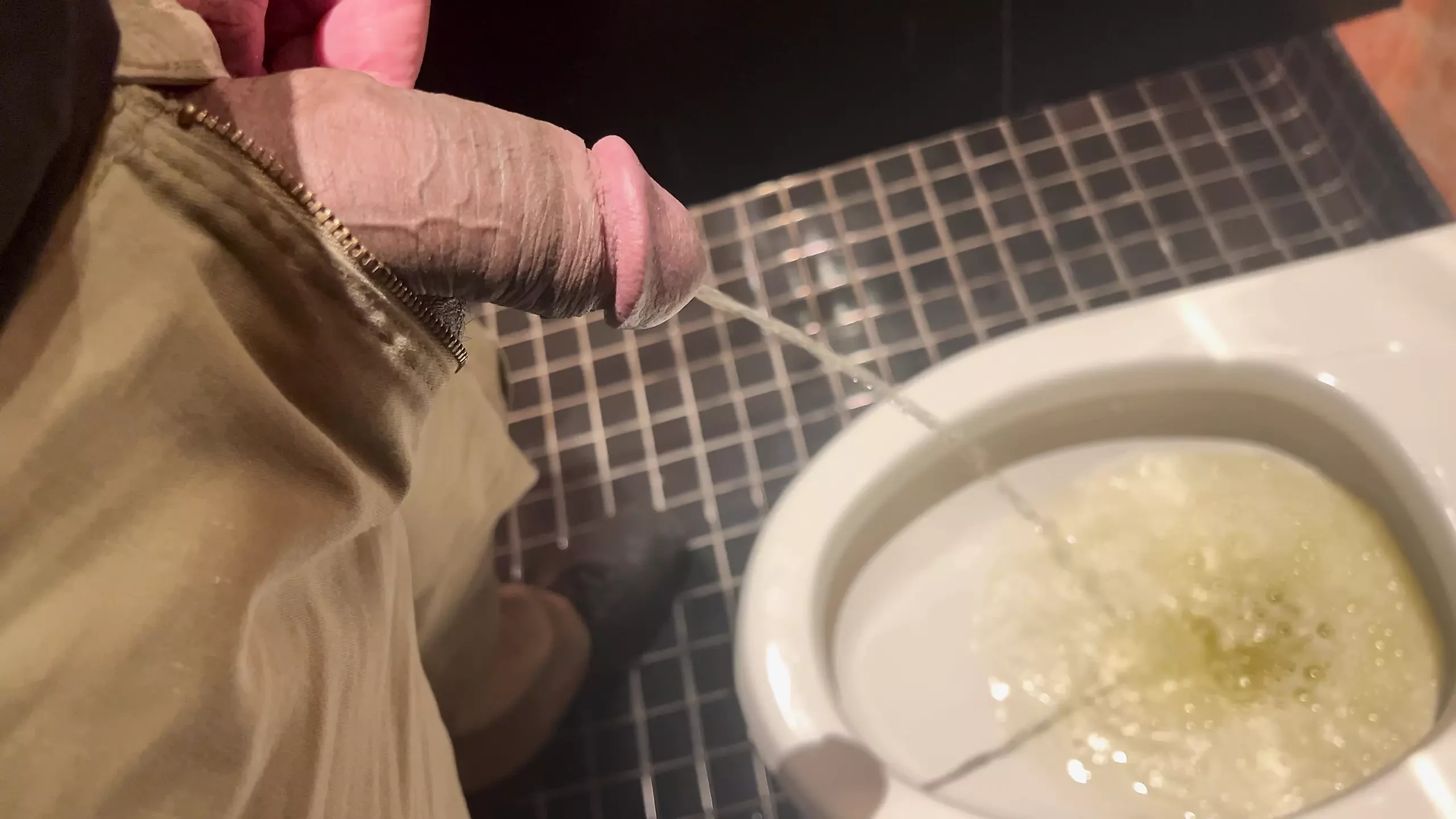Mear en el baño público de papá