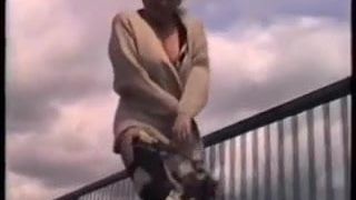Reife Blondine nackt unter Mantel zu Fuß auf der Brücke