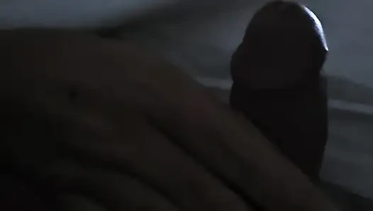 Шаловливая милфа дрочит