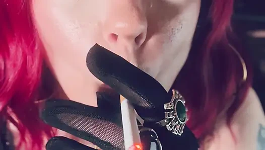 Bayan tina snua hayranları için giyinmeyi ve sigara içmeyi seviyor - drifts omi snap ome duman halkalarını içine alıyor