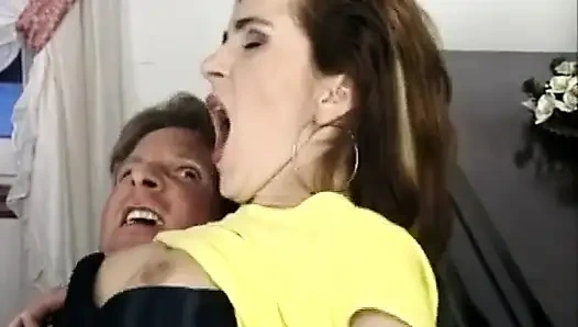 Memek cewek mungil jerman dientot habis-habisan