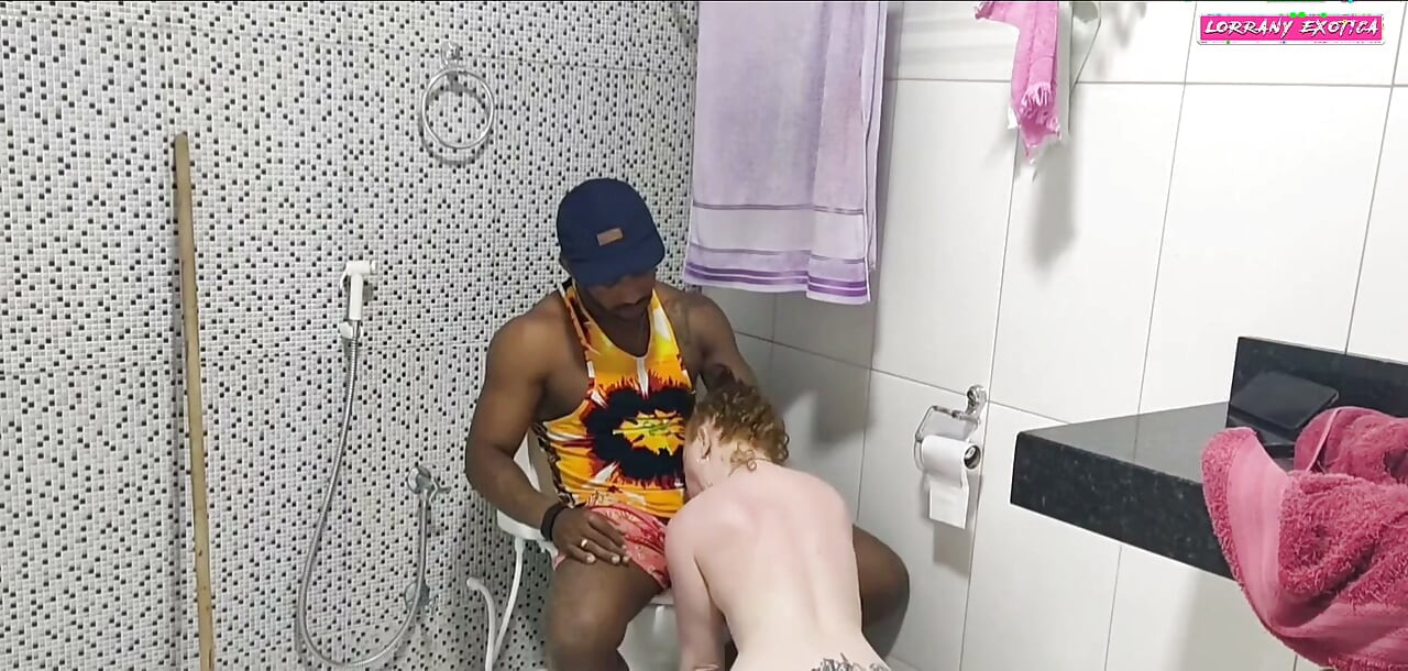 Nagtanong ang kaibigan ko kung puwede niyang gamitin ang banyo ko at medyo matagal siya kaya sinilip ko kung ano ang nangyari