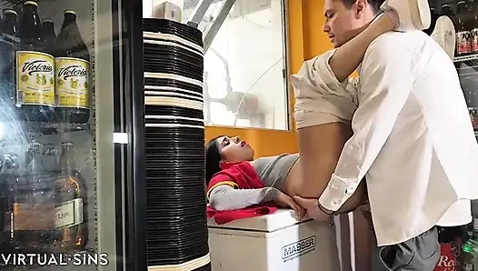 Patron mağazada Oxxo kasiyerini sikiyor
