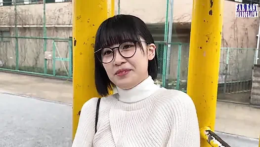 Tatlı gözlüklü tatlılar tembel bir günde sonsuz gulp mutluluk içinde sıcak damlaların tadını çıkarıyor -bölüm.1