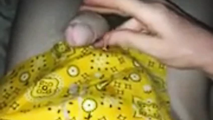 Ortalama adam sarı mendil üzerine boşalan