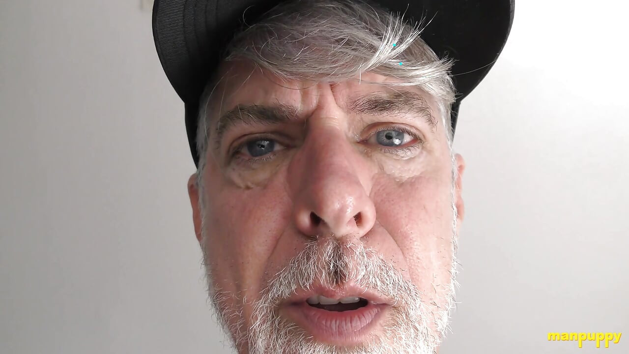 ManPuppy Richard Lennox는 거대한 사고에 작은 스쿼터를 스쿼시
