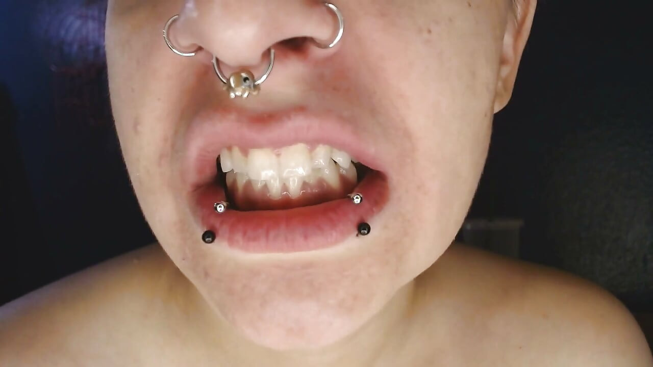 Entrá adentro de mi boca abierta, mostrando dientes y lengua