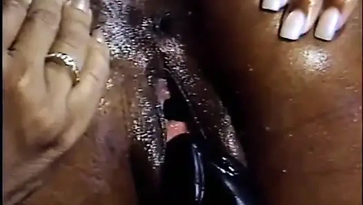 Seksi zenci lezbiyenler üçlü amcık dildo sikiliyor