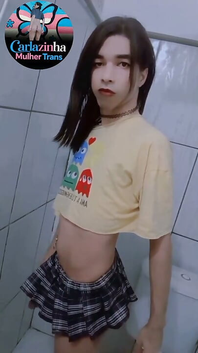 그녀는 칼라 젊은 트랜스베스타이트 여성, 짧은 반바지와 장난기 있는 팬티를 입고 있다