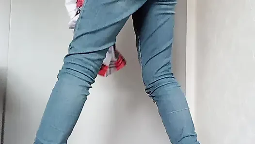 Celana jins bertubuh kurus