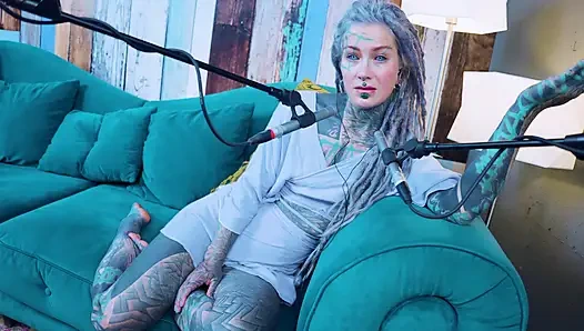 Ich spreche über N - Needed - ASMR podcast SFW spricht goth dünnes mädchen dreadlocks tattoo-modell inked mädchen