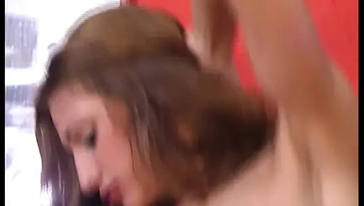 Harika Alman porno yıldızları sert üçlü sikişin tadını çıkarıyor