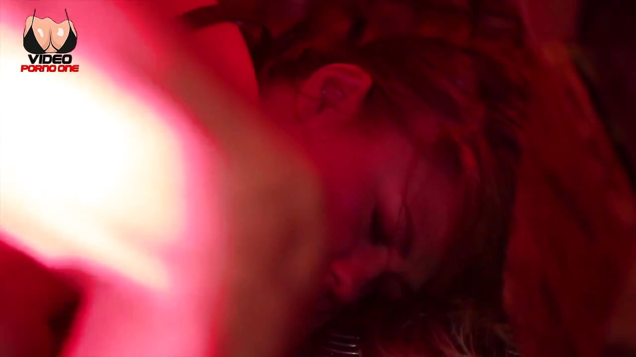 vah gora hai, bahut garm hai aur bandhne, sodomaijd hone aur uske munh men skhalan karne ke lie kahti hai!