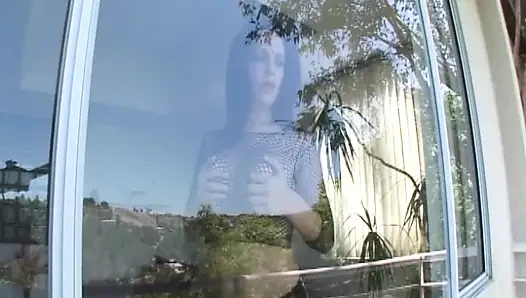 Güzel beyaz esmer mükemmel vücutlu büyük doğal memeler emiyor ve amına iki sert yarak alıyor