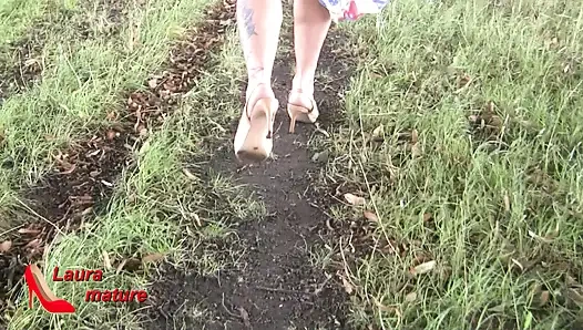 Прохаживаю обнаженной в нейлоне, на высоких каблуках по улице.