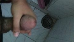 Masturbandosi sperma in bagno